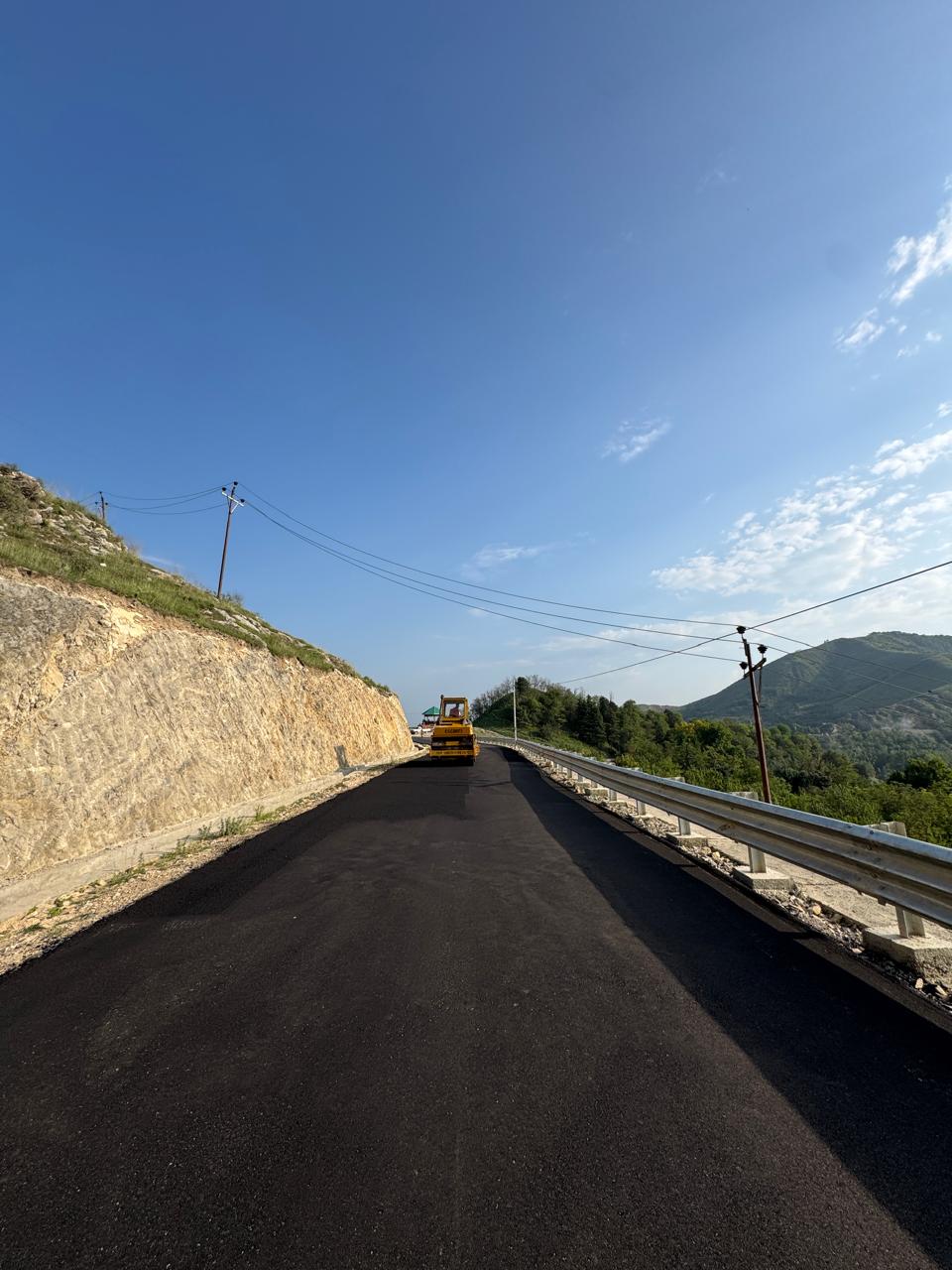 Road macadamization at Mansbal Lake
