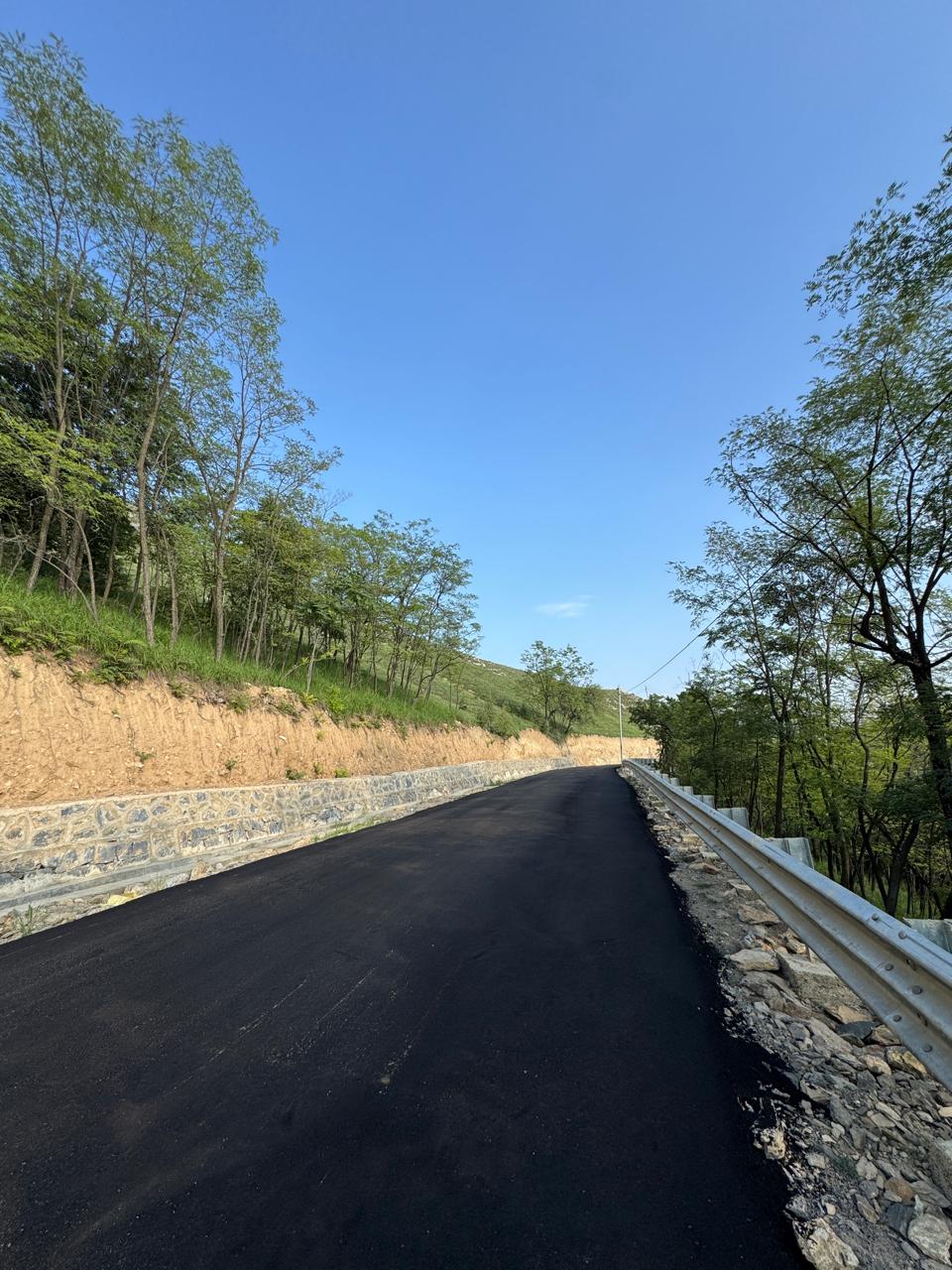 Road macadamization at Mansbal Lake
